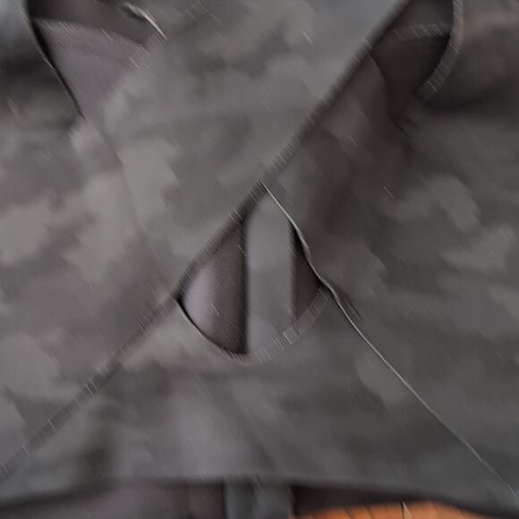 Lululemon Enlite Zip Up Front Black Camo Sports Bra Womens Sz 34D - Picture 7 of 10